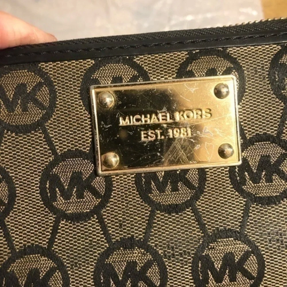 Michael kors signature zipper clutch wallet